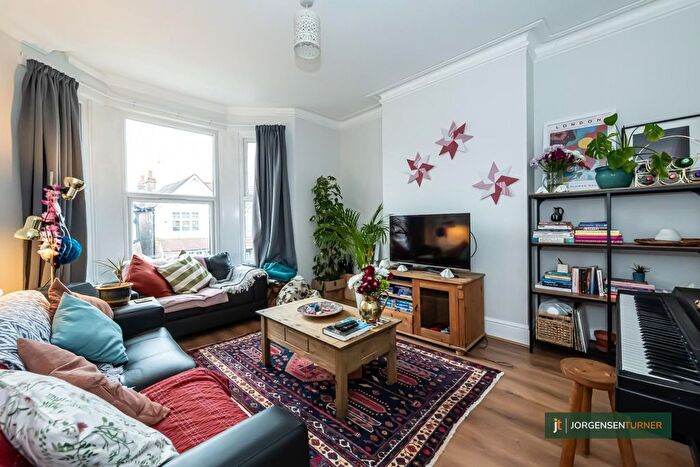 4 Bedroom Flat To Rent In Birkbeck Avenue, Acton, London, W3
