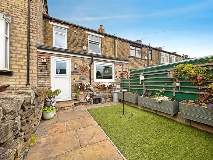 2 Bedroom Terraced House For Sale In Beacon Road, Bradford, BD6