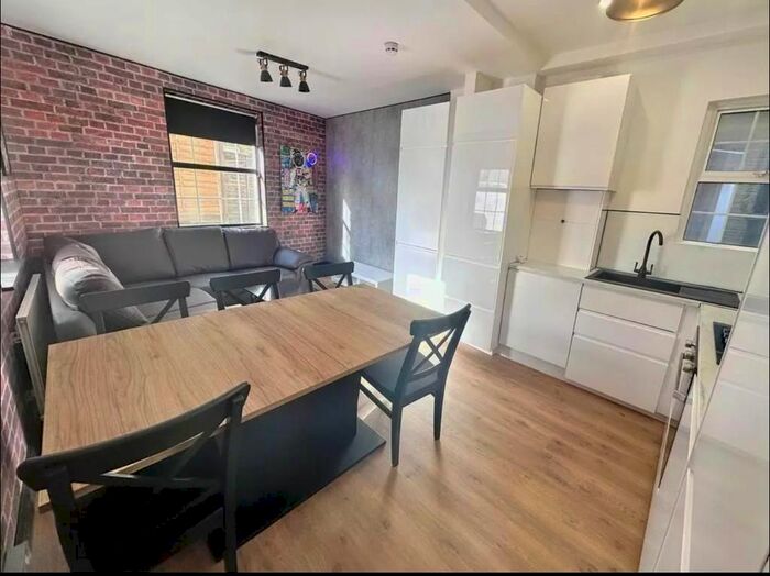 6 Bedroom Flat To Rent In Tamworth Street, London, SW6