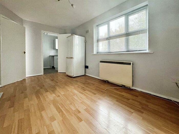 1 Bedroom Flat To Rent In Crest Avenue, Grays, RM17