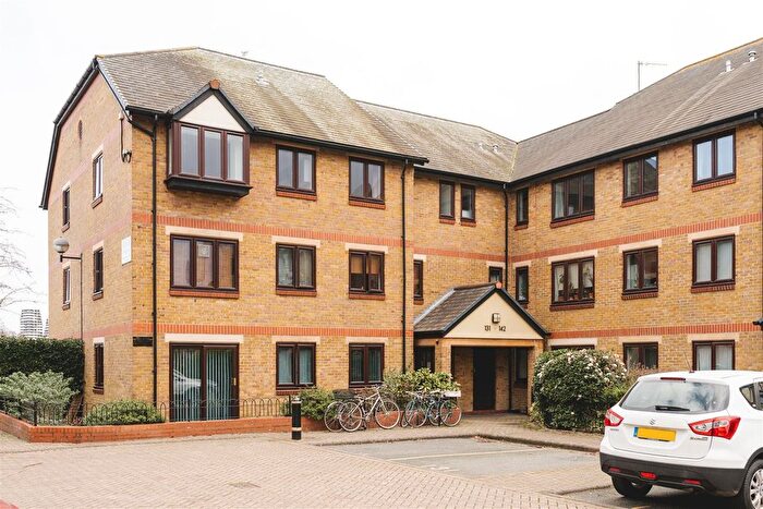 2 Bedroom Flat To Rent In Riverside Close, Hackney, E5