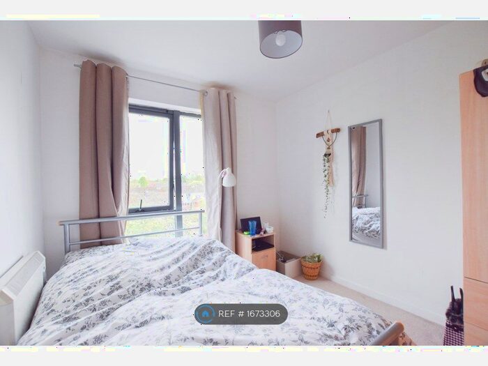 2 Bedroom Flat To Rent In Quay, Salford, M5