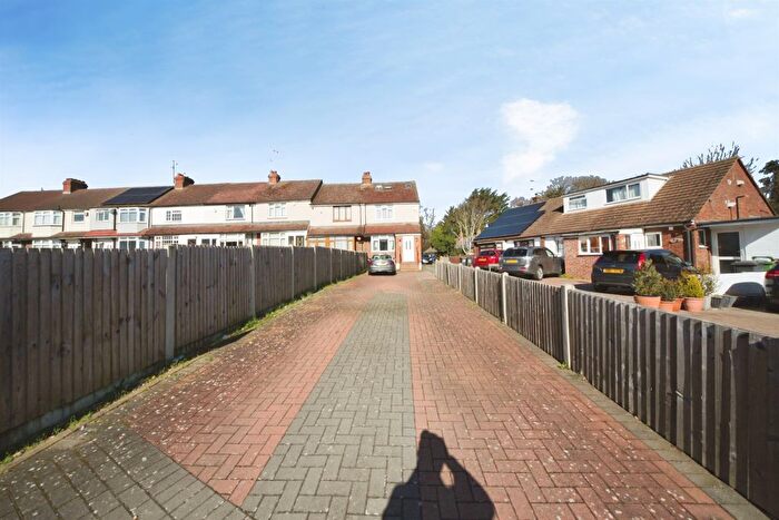 4 Bedroom Semi-Detached House For Sale In Filmer Road, Luton, LU4