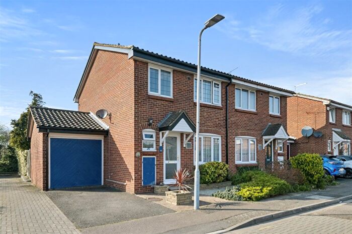 3 Bedroom End Of Terrace House For Sale In Raywood Close, Harlington, Hayes, UB3