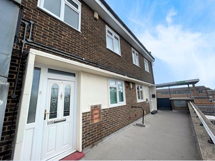 2 Bedroom Maisonette To Rent In Daiglen Drive, South Ockendon, RM15