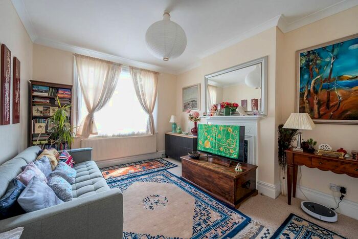 3 Bedroom Flat To Rent In Morden Road, South Wimbledon, London, SW19