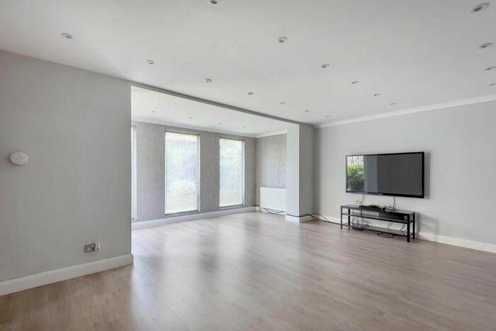 5 Bedroom Property To Rent In Meadowbank, London, NW3