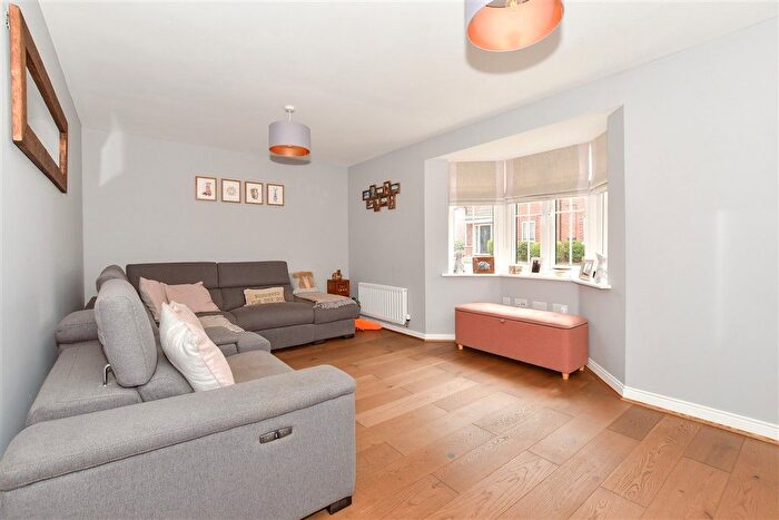 3 Bedroom Detached House For Sale In Hewitts Road, Cranleigh, Surrey, GU6