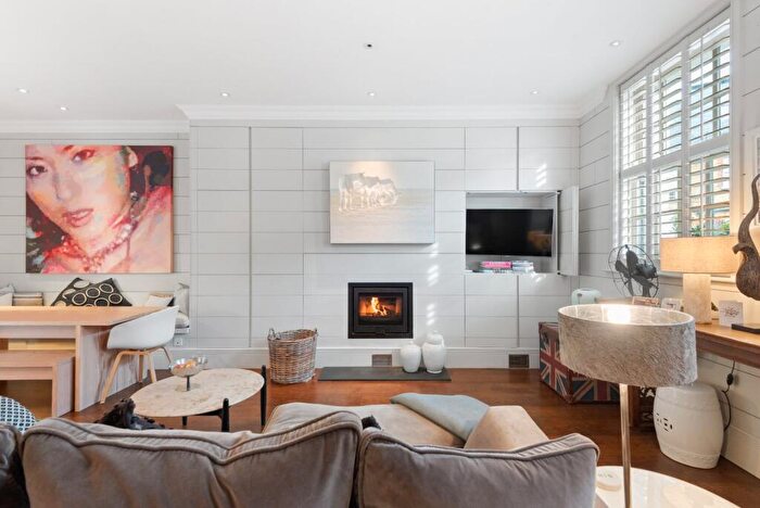 3 Bedroom Mews To Rent In Kersley Mews, Battersea Park, SW11