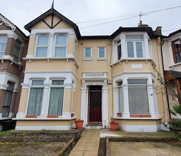 1 Bedroom Flat For Sale In D Courtland Avenue, Ilford, Essex, IG1