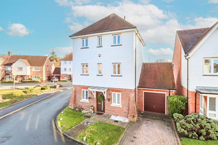 3 Bedroom Detached House For Sale In Kingfishers, Fleet, GU51