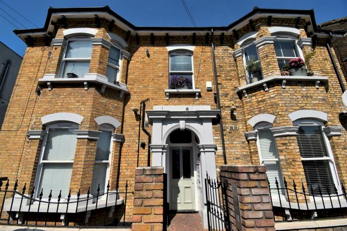 3 Bedroom Flat To Rent In Perry Hill London, SE6