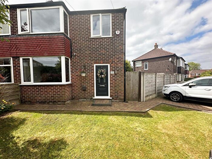 3 Bedroom Semi-Detached House For Sale In Ruthin Avenue, Alkrington, Middleton, M24