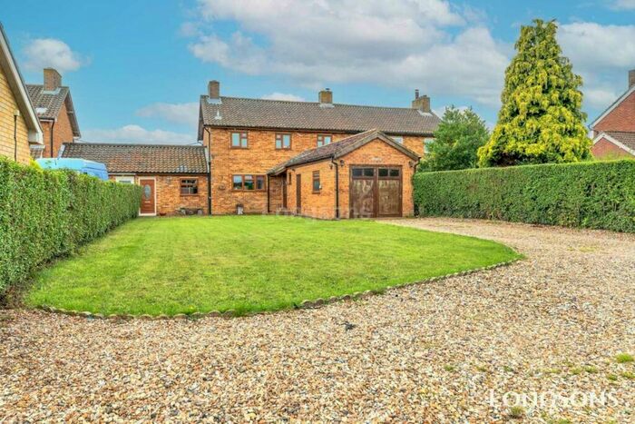 3 Bedroom Semi-Detached House For Sale In Pages Lane, Saham Toney, IP25