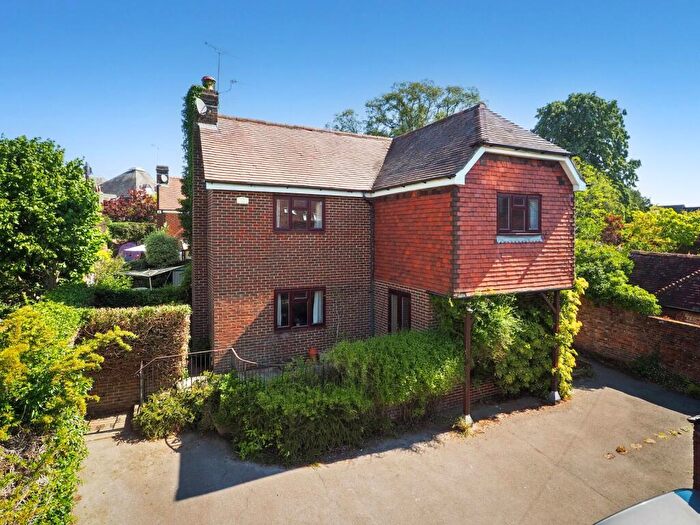 2 Bedroom Link Detached House For Sale In Hylton Road, Petersfield, Hampshire, GU32