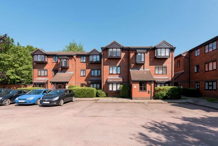 2 Bedroom Flat To Rent In Gladbeck Way, Enfield, EN2