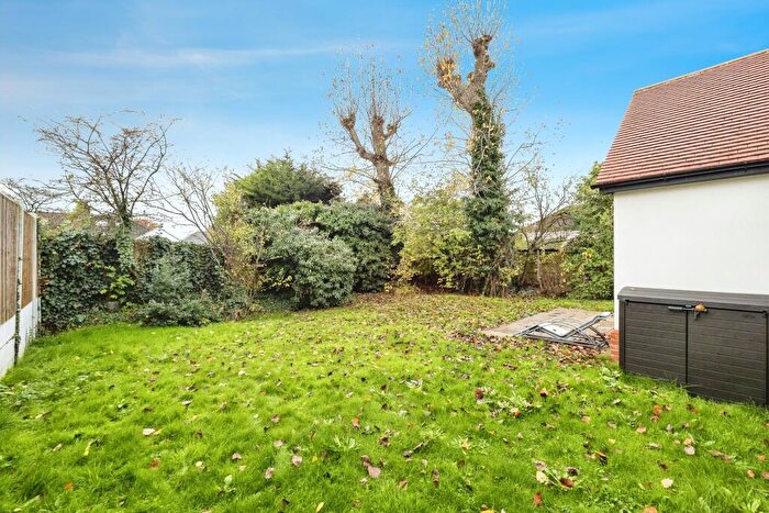 2 Bedroom Bungalow For Sale In Goodrington Mews, Hornchurch, RM11