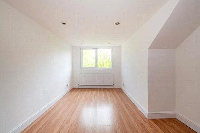2 Bedroom Flat To Rent In Sutton Road, London, N10