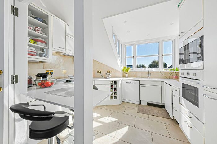 3 Bedroom Flat To Rent In Thurlow Road, Hampstead, NW3