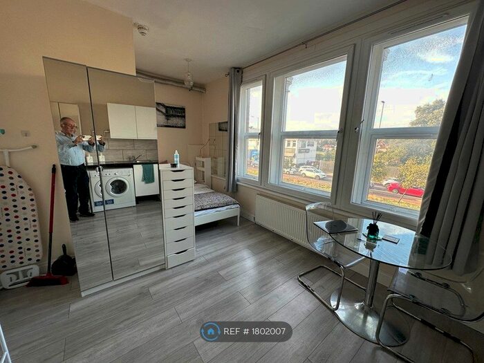 Studio To Rent In Bowes Road, London, N11