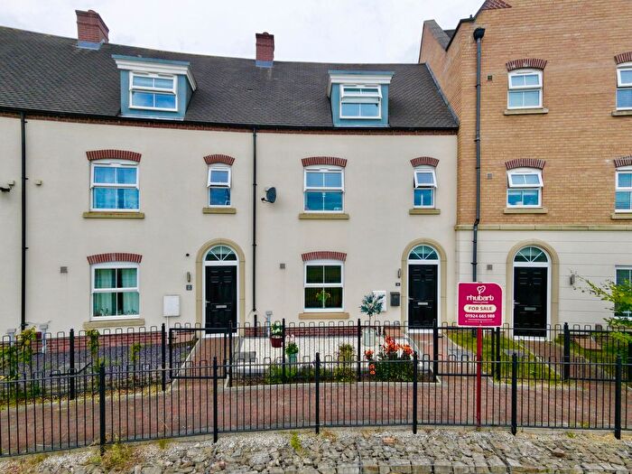 4 Bedroom Town House For Sale In Shaw Court, Wakefield, West Yorkshire, WF1
