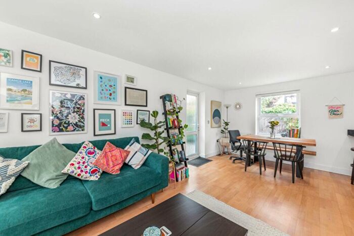 2 Bedroom Apartment To Rent In Silken Mews Peckham, SE15