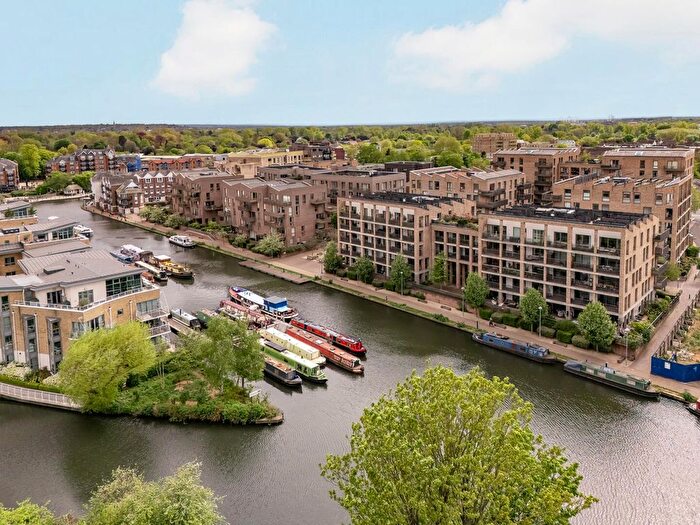 1 Bedroom Flat For Sale In Paddlers Avenue, Brentford, TW8