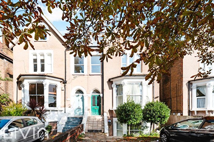 2 Bedroom Flat For Sale In Bedford Hill, London, SW12