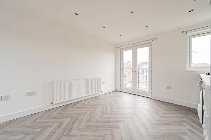 2 Bedroom Flat To Rent In Dunbar Road, , Wood Green, London, N22