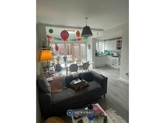 3 Bedroom Maisonette To Rent In Garratt Lane, London, SW17