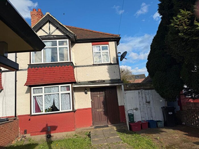 3 Bedroom Semi Detached House For Sale In North Hyde Lane, Hounslow, TW5