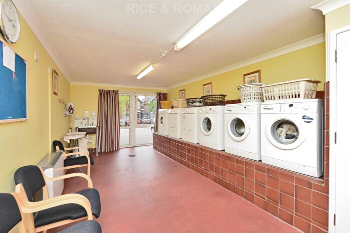 1 Bedroom Flat For Sale In Bridge Court, Weybridge, KT13