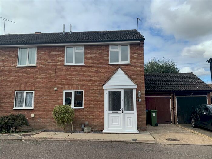 4 Bedroom House To Rent In Barrie Close, Aylesbury, HP19