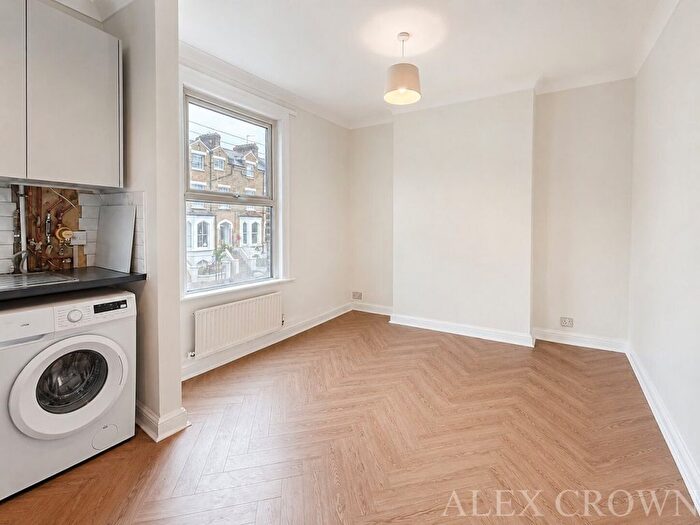 4 Bedroom Flat To Rent In York Road, Acton, W3