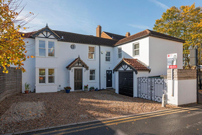 3 Bedroom Semi Detached House For Sale In The Square, Woodford Green, IG8