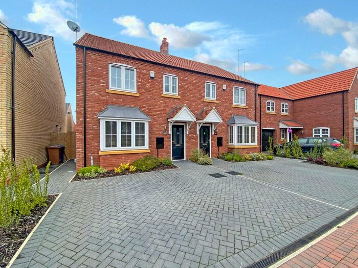 3 Bedroom Semi-Detached House For Sale In Clover Dale, Goole, DN14