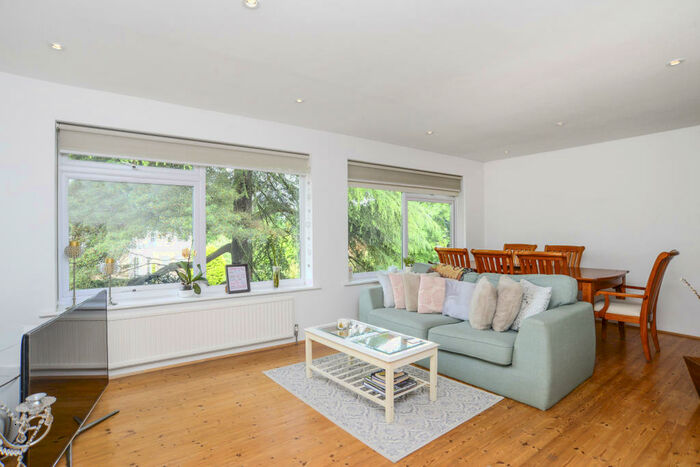 2 Bedroom Apartment To Rent In Coniston Court, Weybridge, KT13