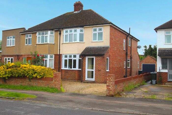 4 Bedroom Semi-Detached House To Rent In The Garth, Yarnton, OX5