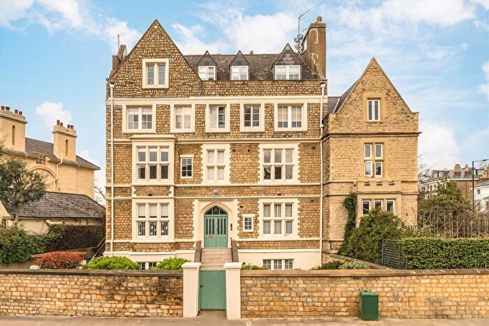 3 Bedroom Maisonette To Rent In Lansdowne Crescent, Holland Park, W11