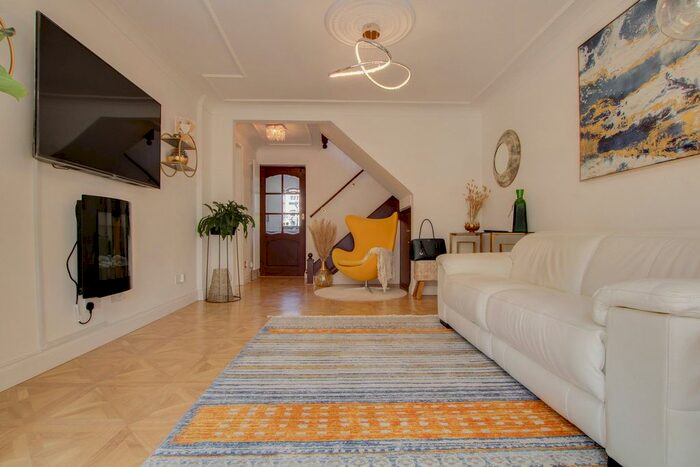 3 Bedroom Terraced House For Sale In Hollands Walk, Basildon, SS16