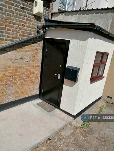 Studio To Rent In London Road, Westcliff, SS0