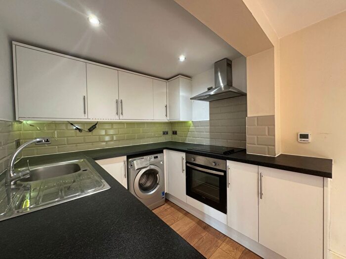 2 Bedroom Flat To Rent In Harehills Lane, Leeds, LS8