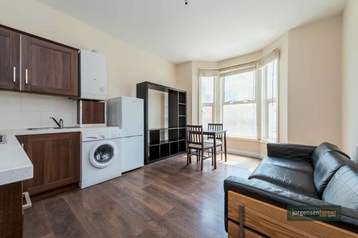 2 Bedroom Flat To Rent In Sterne Street, Shepherds Bush, London, W12