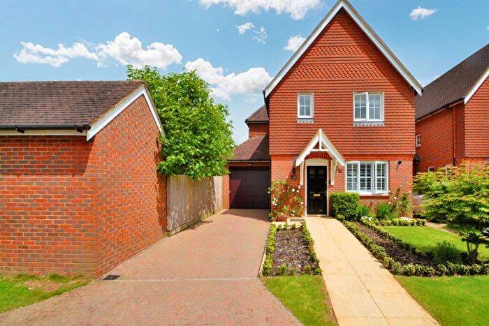 3 Bedroom Link Detached House For Sale In Halls Drive, Faygate, Horsham, West Sussex, RH12
