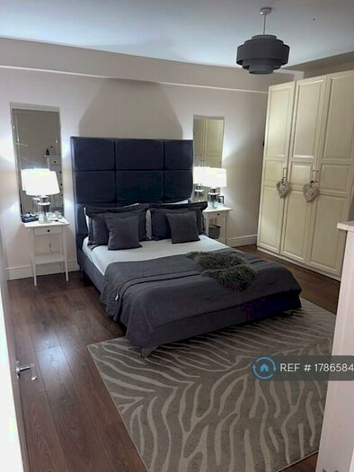 2 Bedroom Flat To Rent In Lower Road, Surrey, CR8