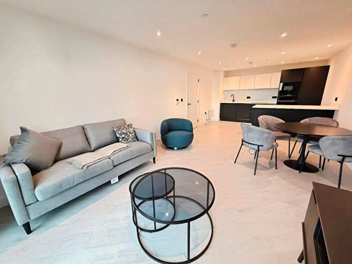 2 Bedroom Flat To Rent In Vista River Gardens, Trinity Way, Manchester, M3