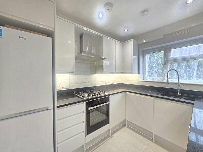 4 Bedroom House To Rent In Ridgeview Close, Barnet, EN5