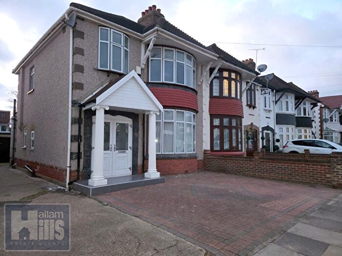 3 Bedroom End Terrace House To Rent In Sandhurst Drive, Essex, IG3