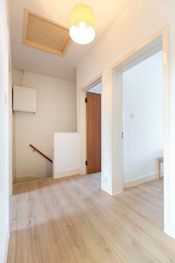 1 Bedroom Flat To Rent In Wormholt Road, London, W12