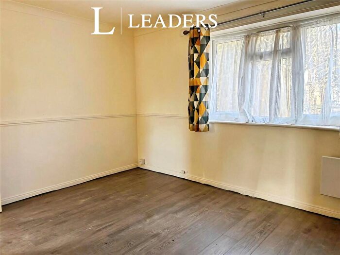 2 Bedroom Flat To Rent In Seaview Avenue, Basildon, Essex, SS16